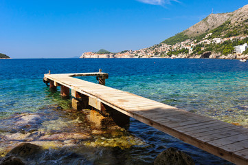 Steg mit blauer Bucht